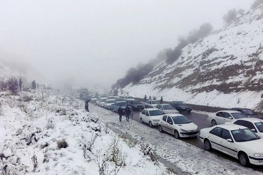 سقوط مینی‌بوس به دره در جاده برفی خوزستان