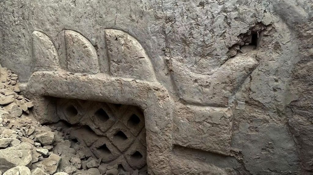 بیرون آمدن حکاکی استثنایی ۳ هزار ساله از زیر یک تپه