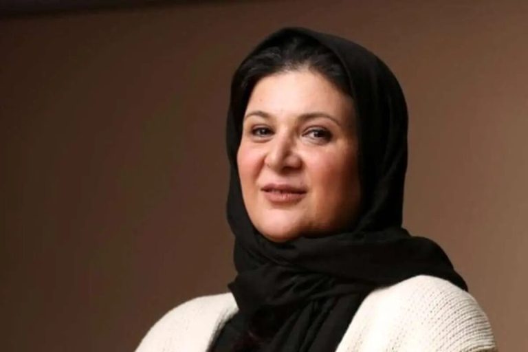 محسن تنابنده و سارا و نیکا در مراسم ختم مادر هما